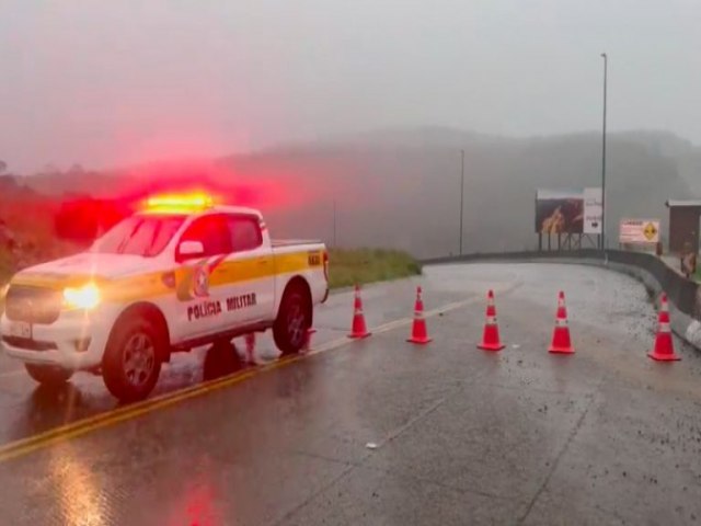 Chuva e queda de rocha causam interdio da Serra do Rio do Rastro