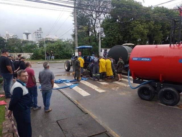 Tubaro refora conjunto de bombas para agilizar sistema de macrodrenagem