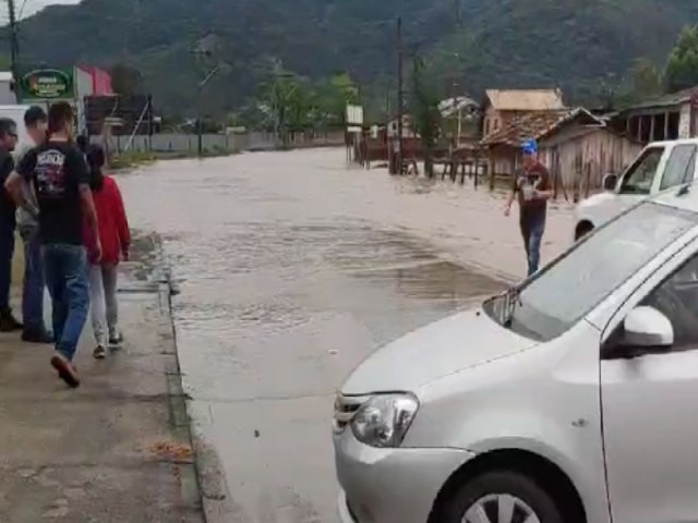 Rio transborda no Km 60, em Tubaro