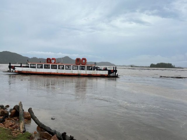 Em Laguna: Travessia da balsa est suspensa; bote funcionar at as 18h