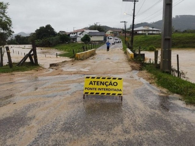 Gravatal registra rompimento de tubulaes e alagamentos em estradas