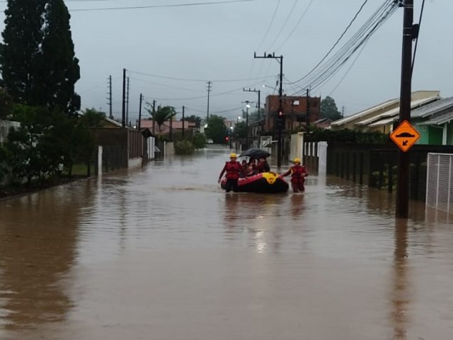 Bombeiros resgatam 118 pessoas em Tubaro durante sbado de muita chuva