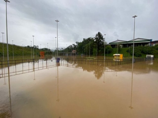 Novo alerta da Defesa Civil refora chuva forte e mar alta em SC