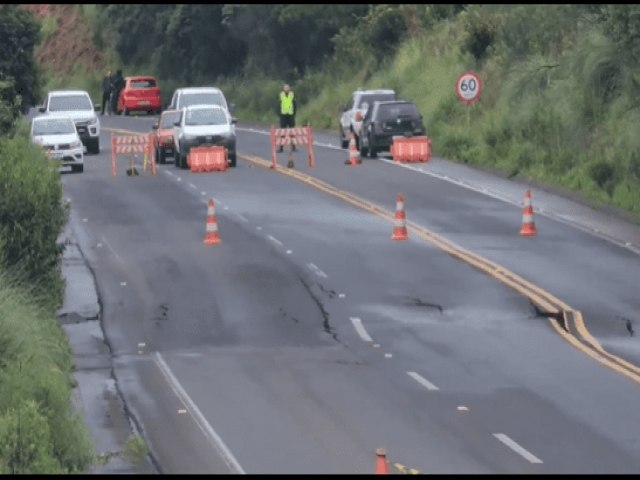 Rodovia comea a ceder e bloqueia passagem entre So Joaquim e Lages