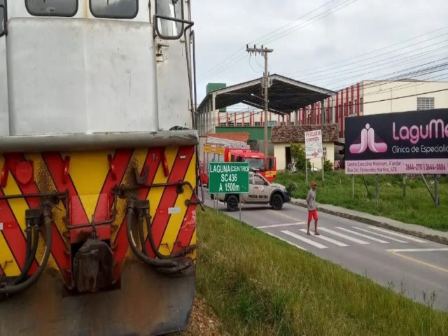 Caminho e trem colidem em Laguna; motorista fica encarcerado