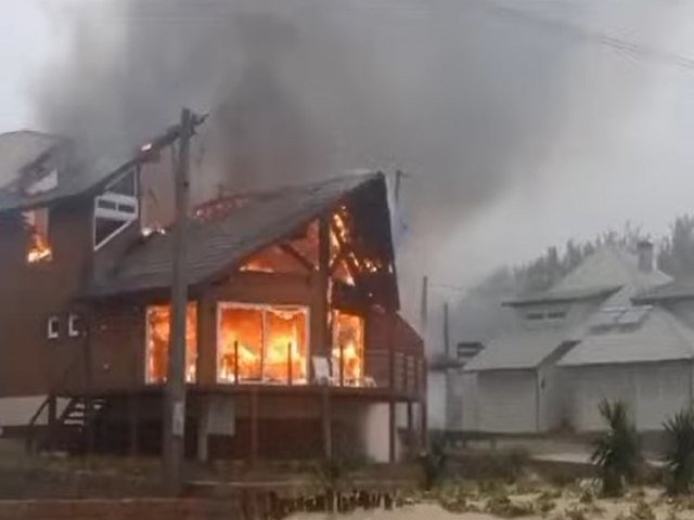 Casa de veraneio pega fogo na Praia de Ipo, em Laguna