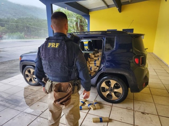 PRF apreende grande quantidade de drogas e recupera carro roubado