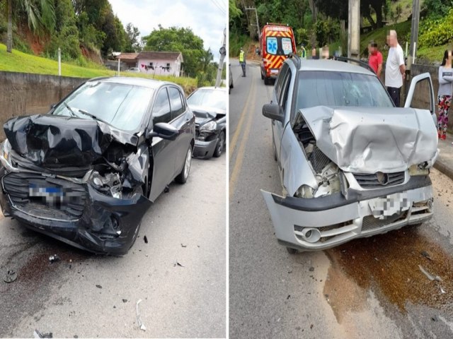 Coliso entre trs carros em Pedras Grandes deixa quatro feridos