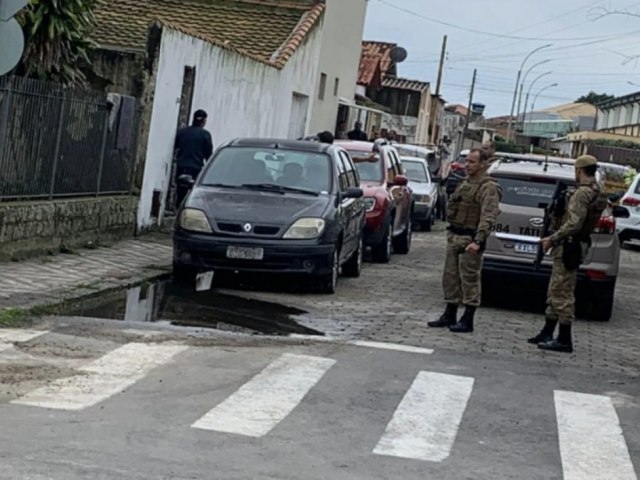 Mulher  presa em flagrante aps esfaquear trs pessoas