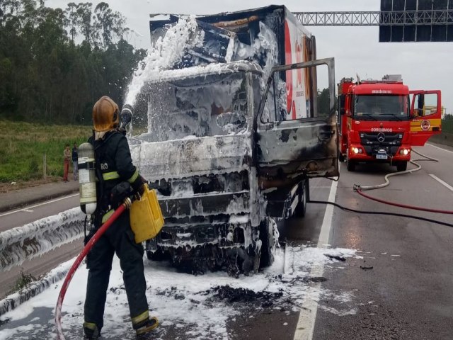 Incndio em caminho  registrado na BR-101, em Barranceira