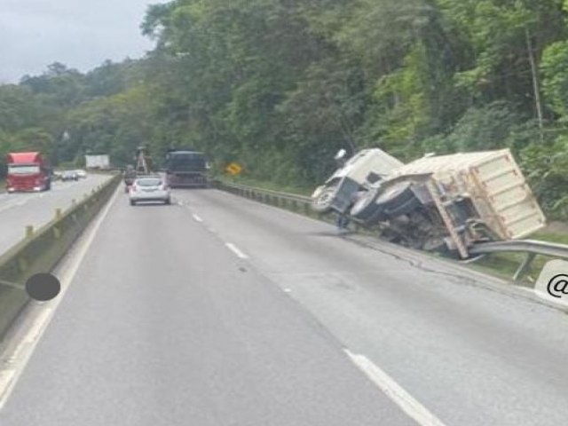 Caminho caamba tomba na BR-101 em Palhoa