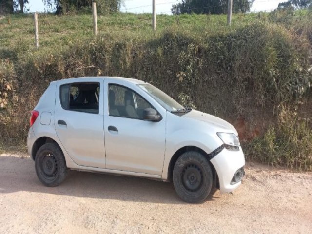 Veculo sai da pista e colide em barranco em Morro da Fumaa