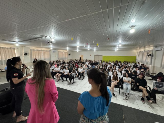 Escolas de Capivari de Baixo recebem palestras sobre violncia domstica