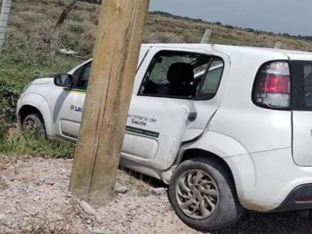 Veculo da prefeitura de Laguna sai da pista em estrada no interior