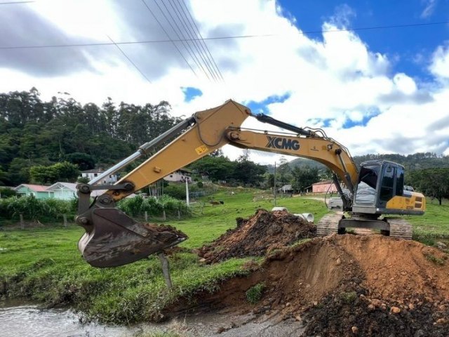 Em Tubaro, iniciada obra de ampliao de curso de gua no KM 60