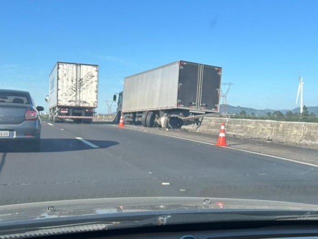 Caminho perde o controle da direo, sai de pista e deixa o trnsito lento na BR-101 em Tubaro