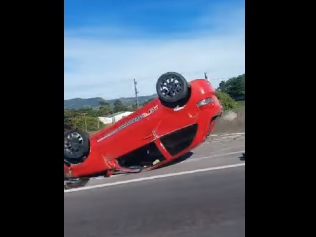 Carro capota na BR-101 entre Capivari de Baixo e Tubaro