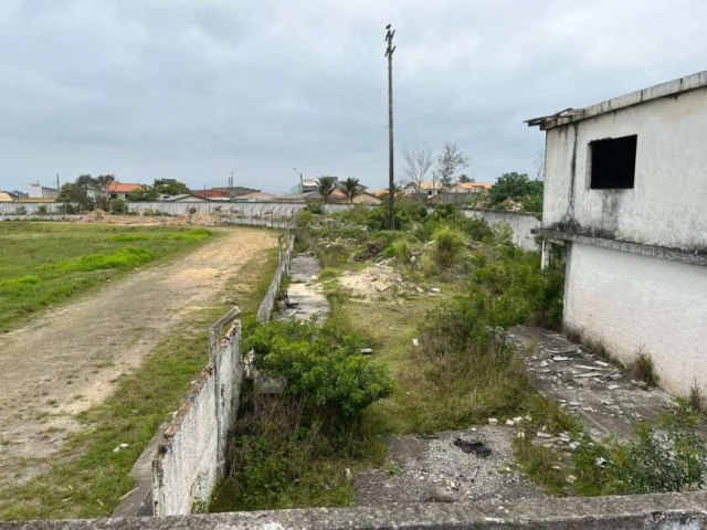 Descaso e abandono ocupam espao no campo do LEC em Laguna