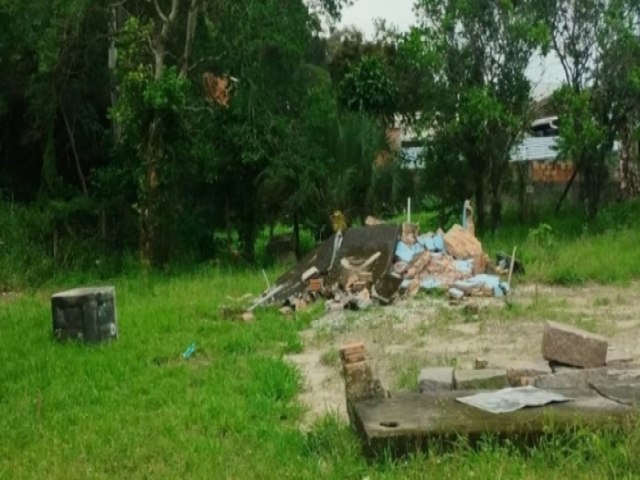 Em Laguna parede ca sobre homem que tentava derrub-la