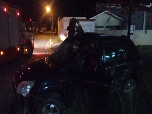 Em Laguna: Aps colidir em poste, veculo  abandonado no Portinho