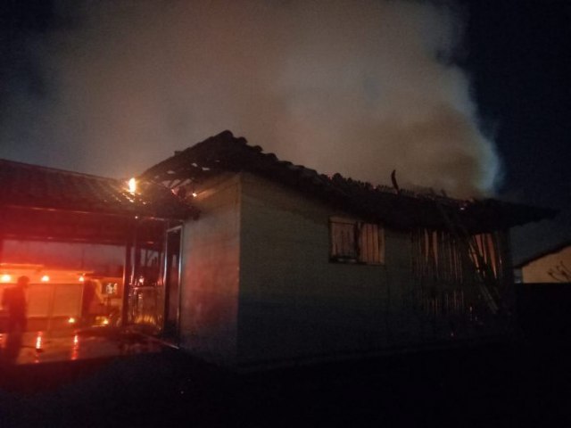 Casa  destruda por incndio e polcia  acionada em Balnerio Rinco