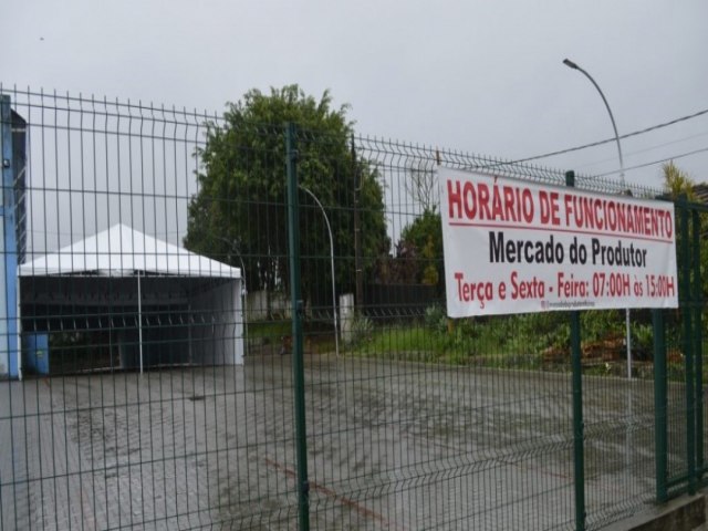 Feira do Mercado do produtor acontece em tenda ao lado do Ginsio Salgado