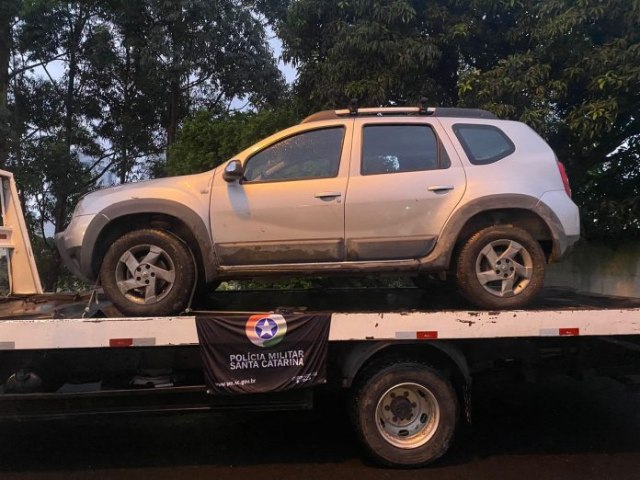 Veculo roubado em Cocal do Sul  encontrado escondido em matagal