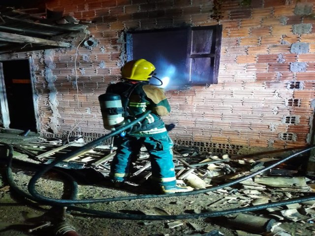 Morador  acordado com casa pegando fogo em Sango