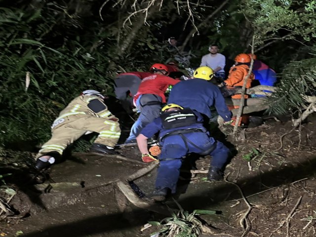 Homem escorrega e cai de 60 metros ao se aproximar da beirada de cachoeira