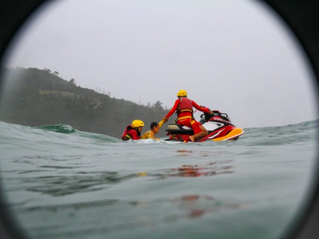 Bombeiros de Laguna resgatam vtimas de acidente em moto aqutica no Molhes da Barra