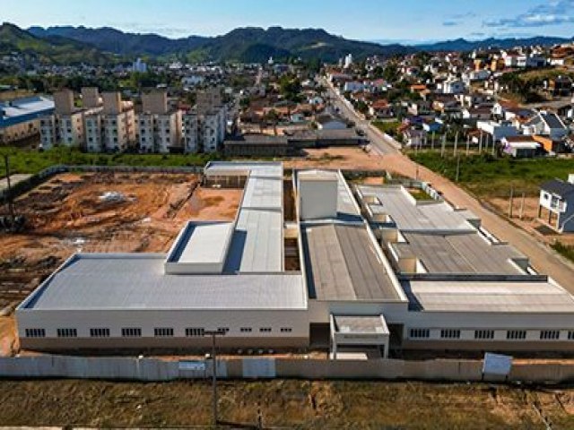 Obra no Complexo Educacional Unificado Bencio Warmeling  autorizada em So Ludgero