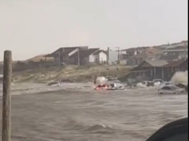 Ondas surpreendem banhistas e causam prejuzos na Praia do Cardoso