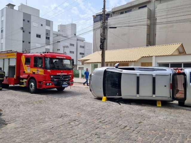 Motorista  encaminhada ao hospital aps veculo tombar no Mar Grosso