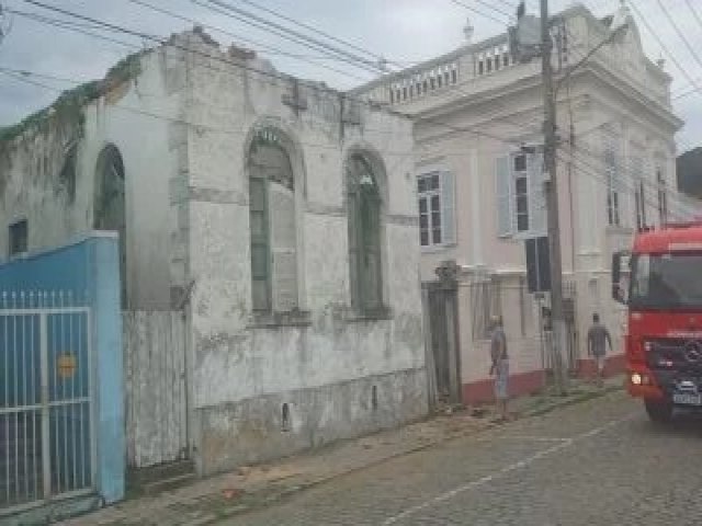 Teto de casa abandonada desaba no Centro Histrico de Laguna