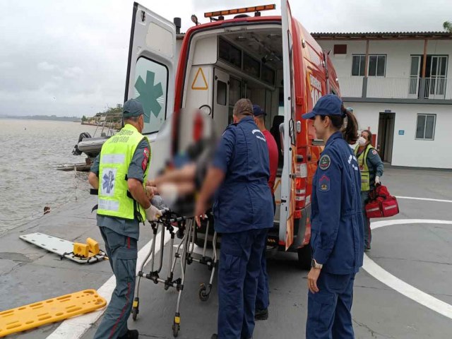 Av e netos so resgatados aps barco virar na lagoa Santo Antnio