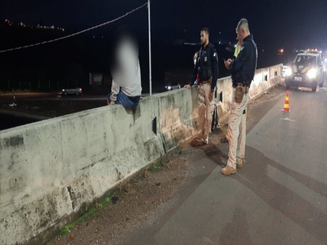 Bombeiros Voluntrios salvam jovem em viaduto na BR-101 em Sango