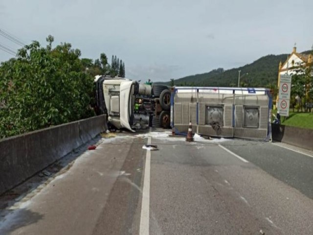 Tombamento de carreta interrompe trfego na BR-101