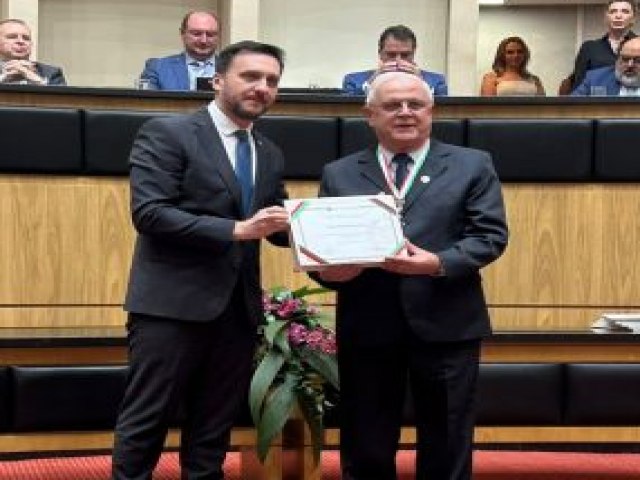 Radialista Arilton Barreiros recebe Comenda do Legislativo Catarinense