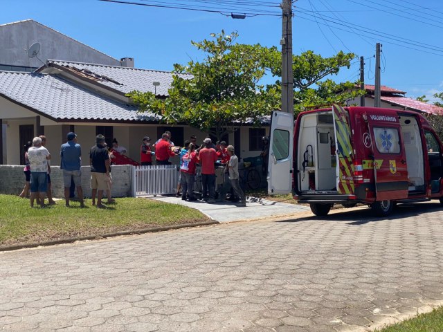 Idoso cai de telhado durante reparo e  levado de helicptero ao hospital