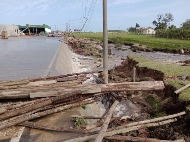 Dique de areia se rompe e alaga ruas, casas e empresas em Jaguaruna