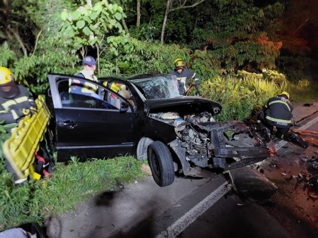 Motorista embriagado provoca acidente entre dois carros e deixa homem gravemente ferido