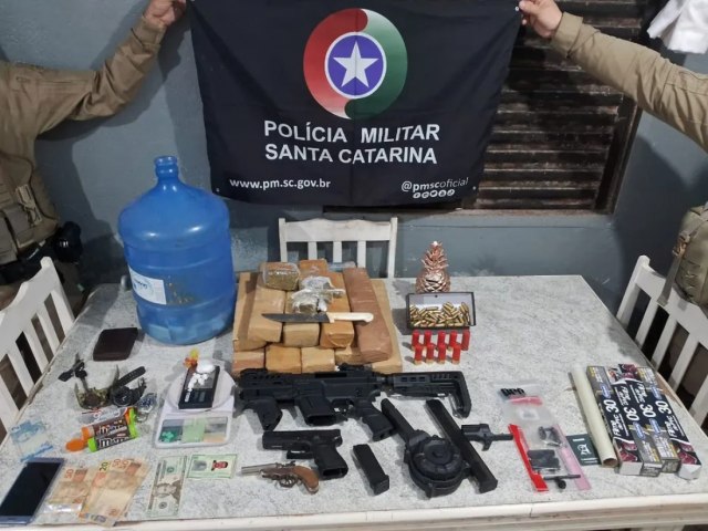 Em SC: co morde boi de vizinho, PM  chamada e acha drogas, armas, tubaro, raias e tatu