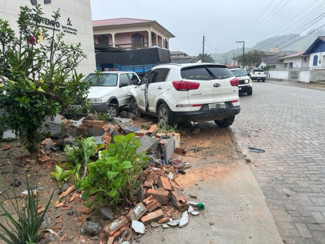 Condutor sob efeito de droga atinge muro, placa de trnsito e carro estacionado