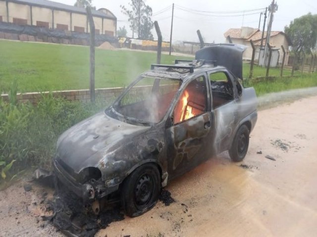 Veculo fica destrudo por incndio em Morro da Fumaa