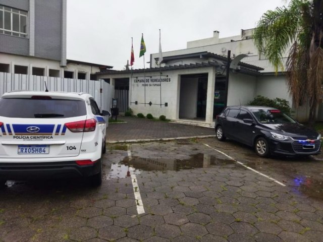 Cmara de Morro da Fumaa  alvo de operao da polcia