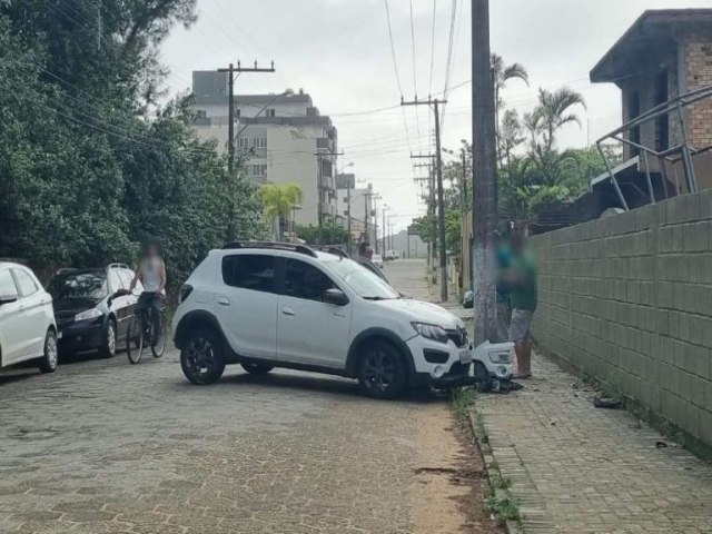 Veculo colide em poste no bairro Mar Grosso