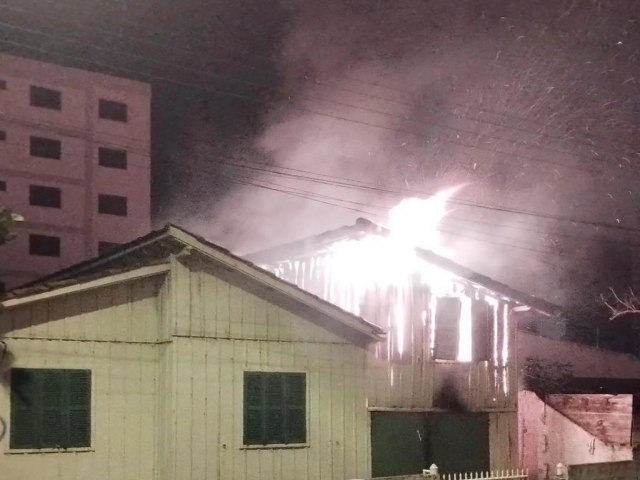 Incndio destri residncia de madeira no Mar Grosso