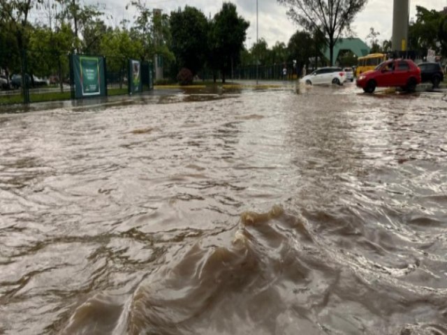 Forte chuva atinge cidades na Amrec e alaga ruas em Cricima