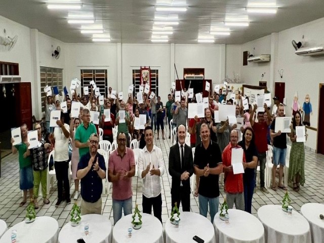 Brao do Norte entrega 102 matrculas do Lar Legal