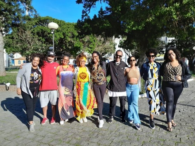 Feira Afro movimenta praa da matriz, em Laguna, no sbado